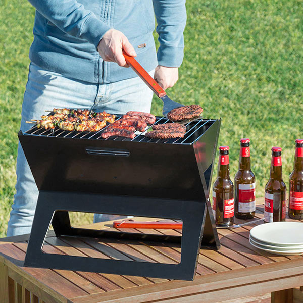 Kompakt hopvikbar grill för utomhusbruk